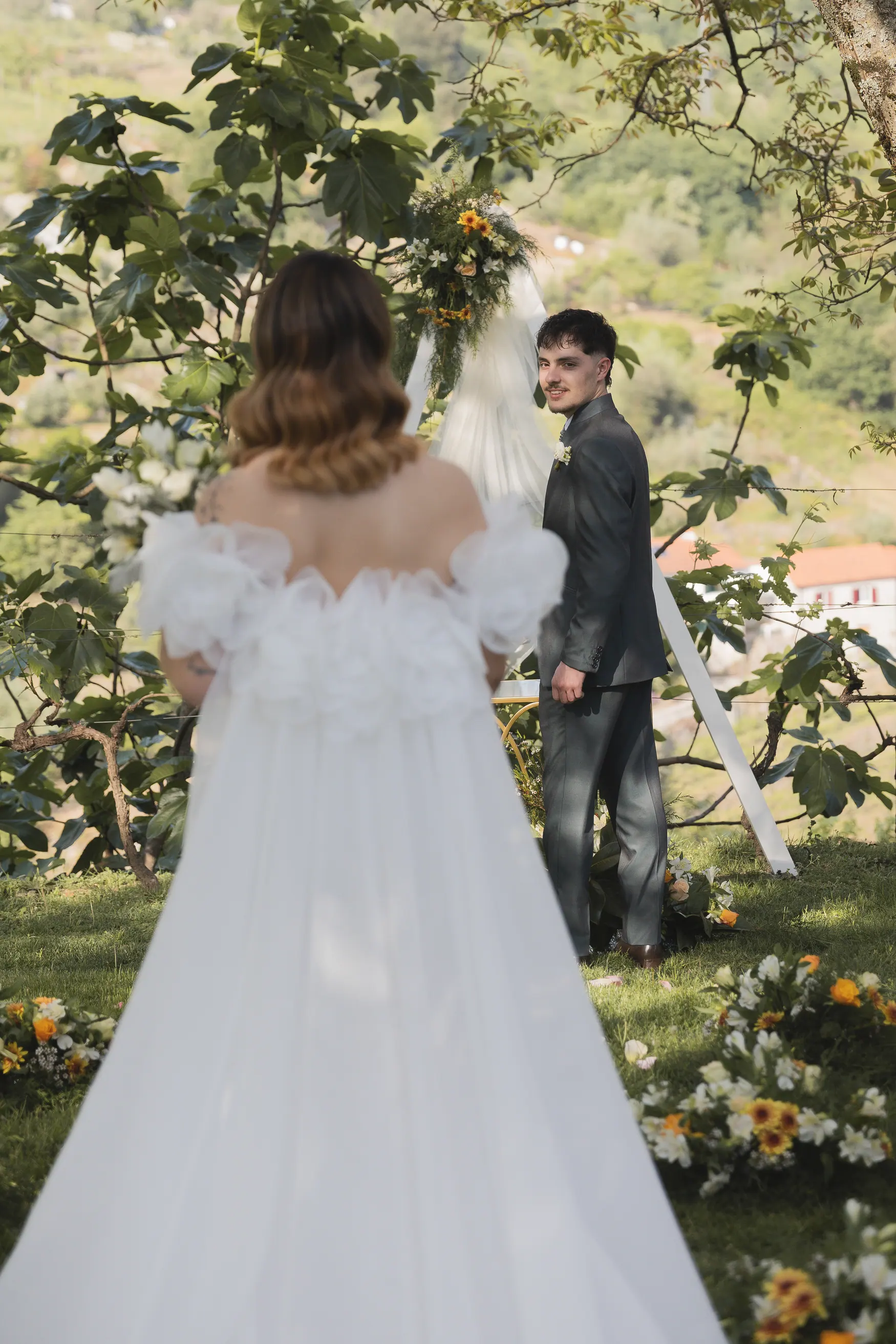 Casal num momento espontâneo do casamento, fotografado por Tiago Campos