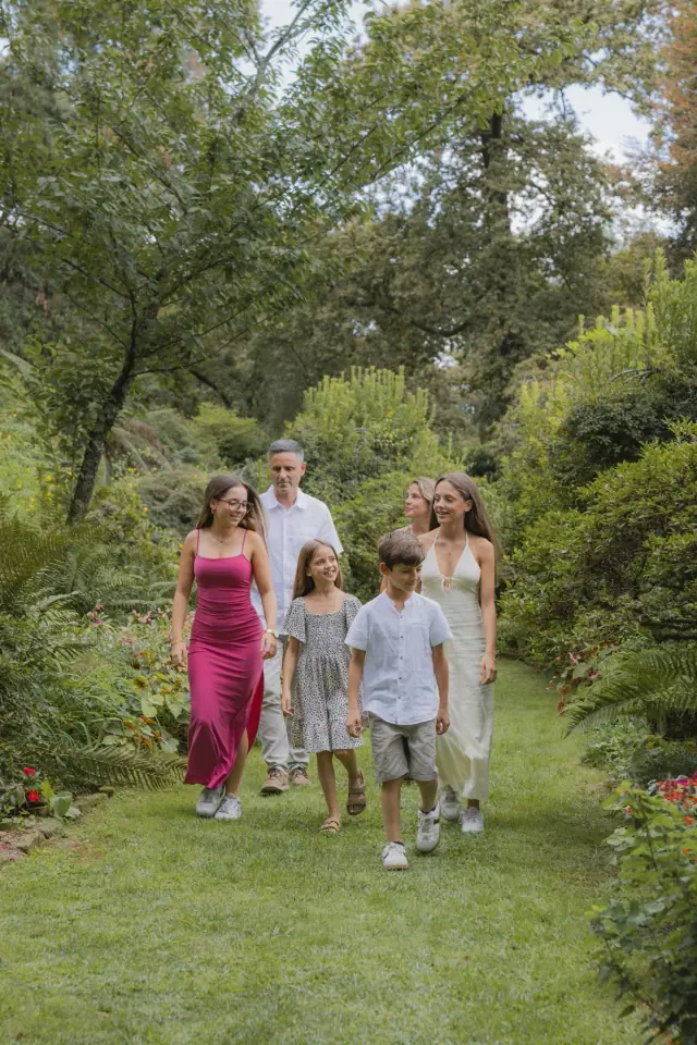 Família a caminhar num jardim